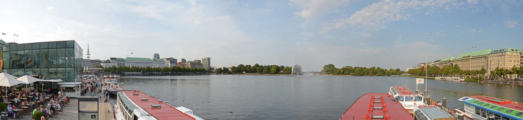 Panorama der Hamburger Binnenalster mit Jungfernstieg und Stadtsilhouette
